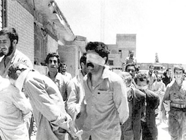 ناگفته‌هایی از اسارت سرکرده منافقین در بندرعباس به دست انقلابیون/ شعاری که بانوی انقلابی با خون دست مجروحش بر دیوار نوشت