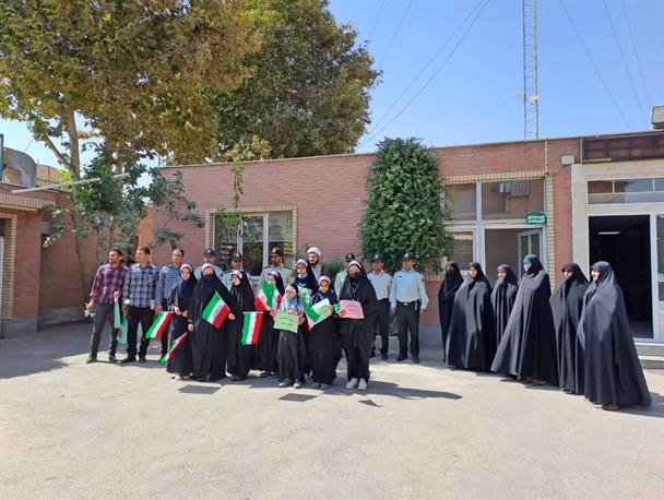 دانش آموزان چهارباغ با اهدای گل از مجریان قانون تشکر کردند