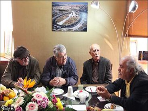 حاشیه هم‌نشین شدن داریوش ارجمند و احمدی‌نژاد