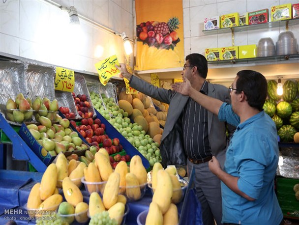 ممانعت میوه فروشان لنده ای از درج قیمت برروی میوه ها