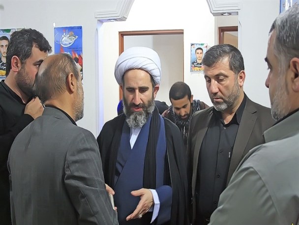 حضور جمعی از مردم و مسئولین در منزل شهید مدافع حرم گیلانی/ تصاویر
