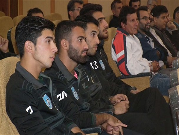 از بازیکنان تیم وحدت مقاومت جویبار تقدیر شد