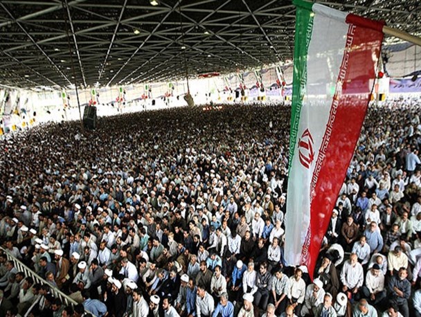 خانواده نقش بنیادی در عرصه جنگ نرم دارد/ مراقب آسیب‌های شبکه های اجتماعی باشیم