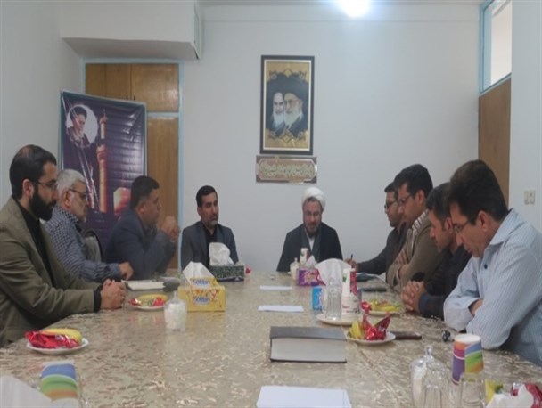 جمعی از مسئولان و دانش آموزان بسیجی با امام جمعه سرخه دیدار کردند
