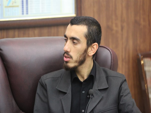 چرا یک مداح مردمی با تحصیلات عالی حق سخن گفتن ندارد اما یک بازیگر هر چیزی را می‌‌تواند مطالبه کند؟
