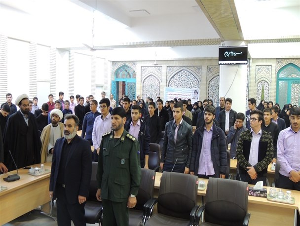 دیدار جمعی از دانش آموزان بسیجی با امام جمعه شهرکرد