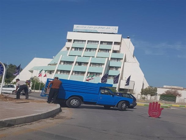 استفاده از المان مذهبی بجای تابلو توسط شهرداری بوشهر+تصویر