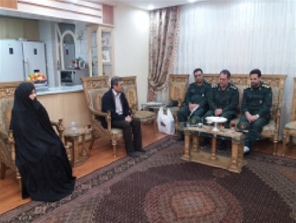 دیدار فرماندهان سپاه وبسیج دانش آموزی با خانواده شهدا در اردبیل