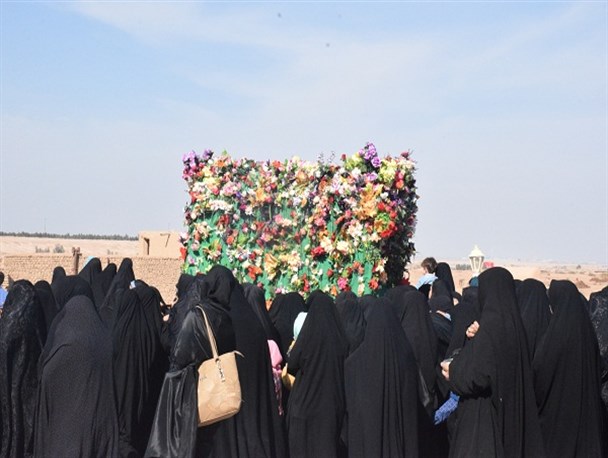 مراسم تعزیه خوانی و تشییع نمادین پیکر امام رضا (ع) بر دوش بانوان میبدی