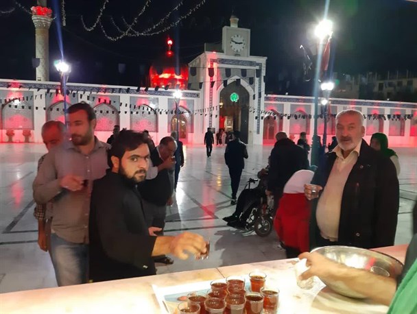 توزیع اطعام به زائران عقیله بنی ‎هاشم(س) توسط خادمان قزوینی در سوریه+تصاویر