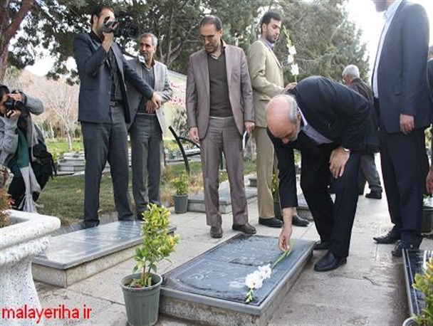 ادای احترام وزیر ورزش و جوانان به شهدای شهرستان ملایر