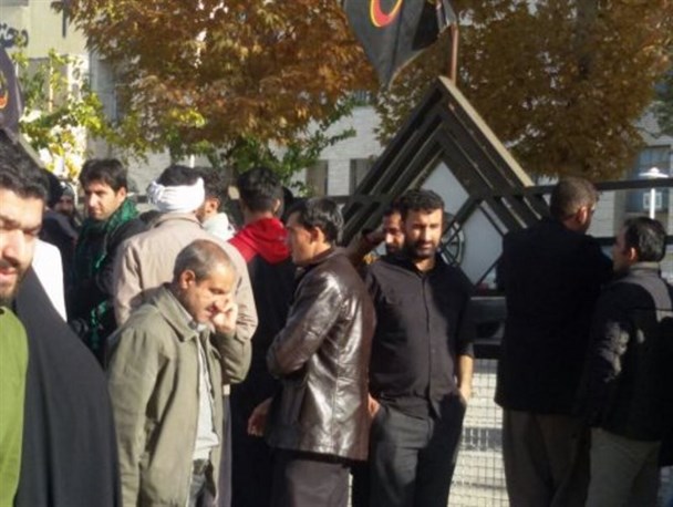تجمع تعدادی از زائران اربعین مقابل فرمانداری ایلام+تصاویر