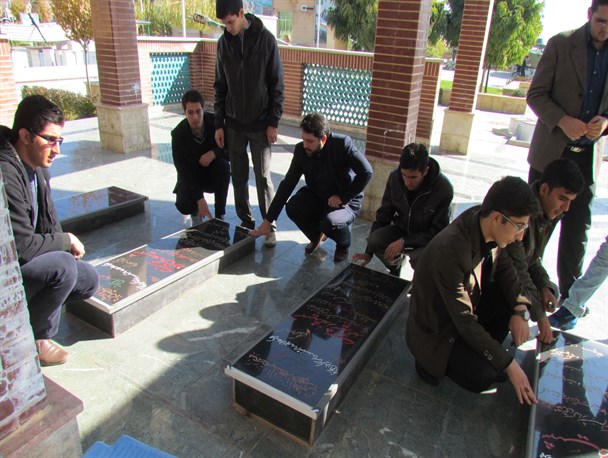 غباررویی مزار شهدا توسط دانشجویان دانشگاه مذاهب کردستان/عکس