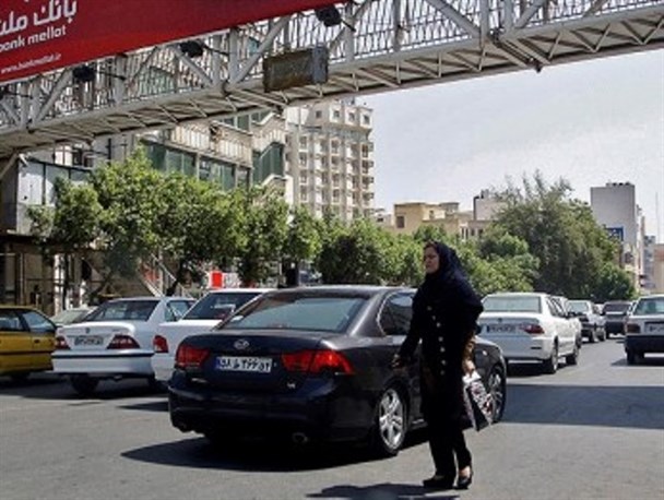 ضعف فرهنگ ترافیکی و عابران سرگردان در خیابان های بندرعباس