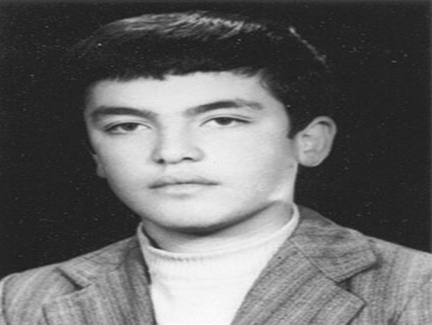 دانش‌آموز بسیجی شهید از شهر دماوند در کنار رهبر/ با گروه‌های ضد خدا وحدت نکنید، چون کفار هستند