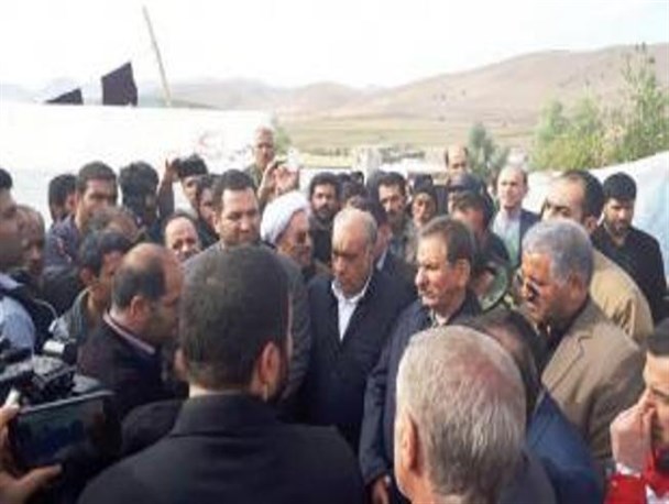 دهیار یکی از روستاهای زلزله زده خطاب به جهانگیری: نگذارید مردم از دولت تدبیر ناامید شوند