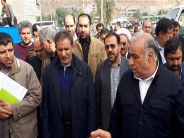 عذرخواهی جهانگیری برای حضور با کفش در چادر زلزله‌زدگان کرمانشاهی