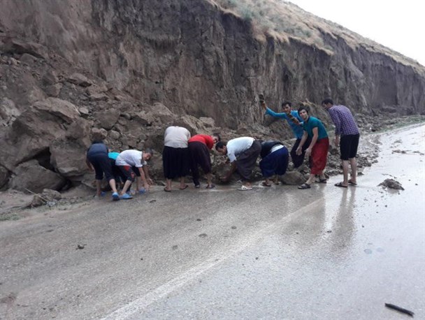 هیچ اقدام عملی برای منطقه خطر روستای صوفی شیخ داز انجام نشد/ خطر سقوط منازل روستا+ تصاویر