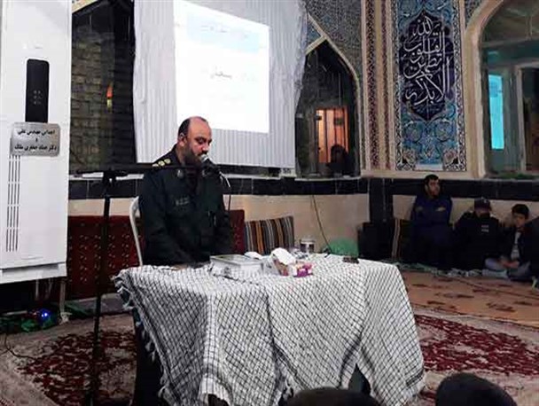 اگر خوش باورانه با دشمن روبرو شویم دچار مصیبت می شویم