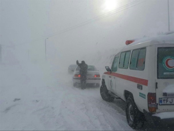 نجات سرنشینان‌۱۳۰‌خودرو گرفتار شده در کولاک گردنه اسالم