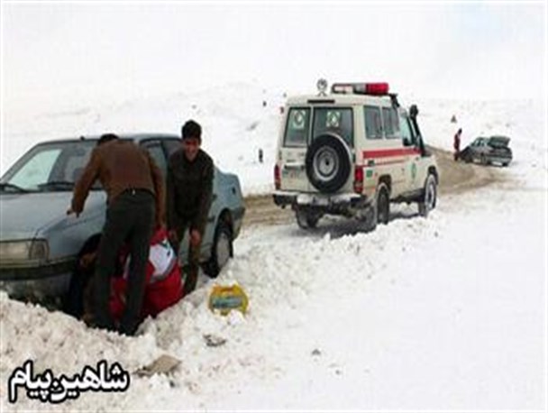 نجات 22 مسافر گرفتار در کولاک محور تکاب - شاهین دژ