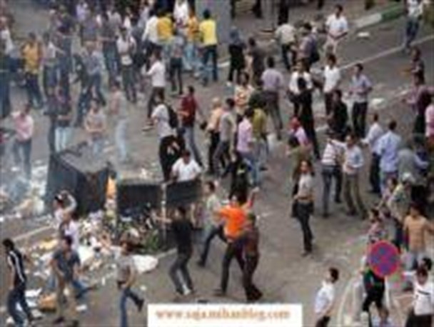 دِین انقلاب تا ابد بر گردن فتنه گران می ماند