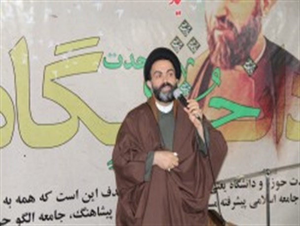 مسئولان دانشگاه‌ها نسبت به فضای علمی حوزهای علمیه واقع بین باشند