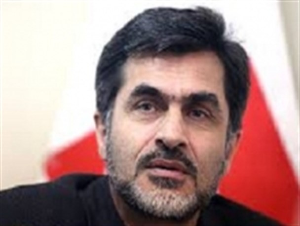 کوچک زاده، نماینده مردم تهران در یاسوج سخنرانی می کند