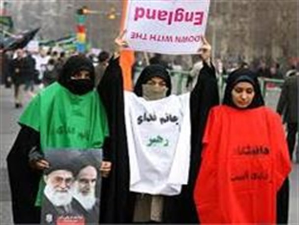 حضور زینب وار زنان در کنار جوانان حسینی سرزمینشان در حماسه 9 دی