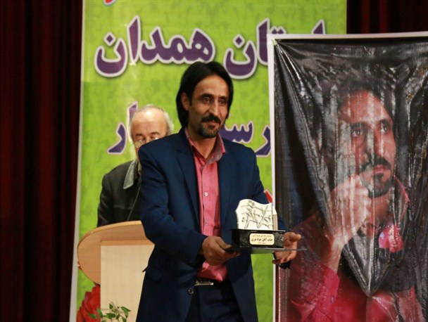 در همایش شعر طنز استان همدان از جواد نوری تجلیل شد