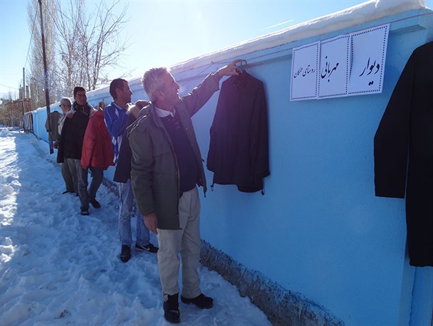 دیوار مهربانی در روستای مرزی ممکان صومای برادوست ارومیه+تصاویر