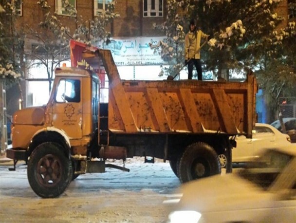 گزارش تصویری برف روبی و نمک پاشی معابر شهری آذرشهر
