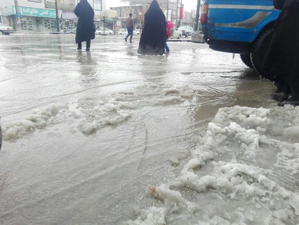 سیلاب در خیابان های رزن/تصاویر+توضیحات یکی از اعضای شورای شهر