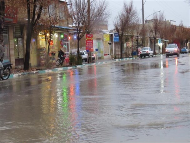 آب گرفتگی معابر به دنبال بارش باران در چادگان+ تصاویر