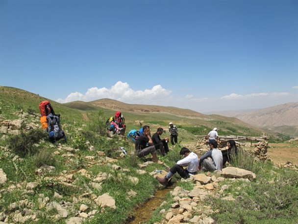 گروه کوهنوردی حافظان خلیج فارس به کوه بیرمی تنگستان صعود می کند