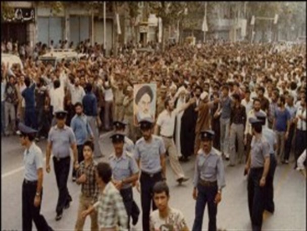 از چسباندن عکس امام به مجسمه فردوسی تا اخطار به بختیار