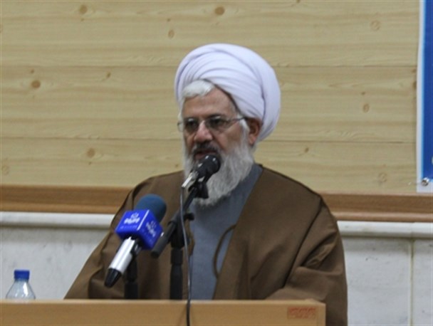 دشمن برای آسیب به نظام بدنبال شکاف رهبری و پاسداران است