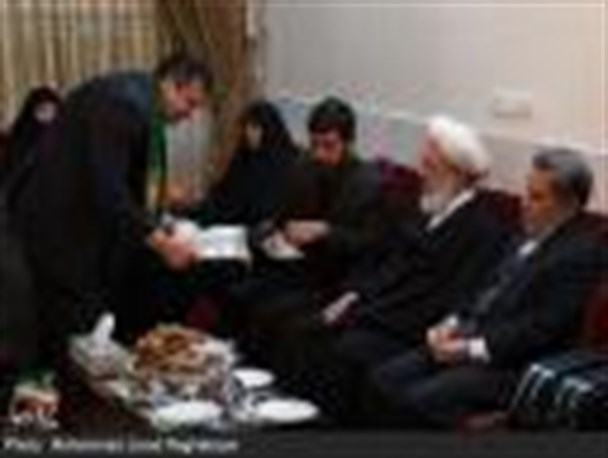 تصاویر دیدار مسئولین یزدی با خانواده «سردار شهید الله دادی»