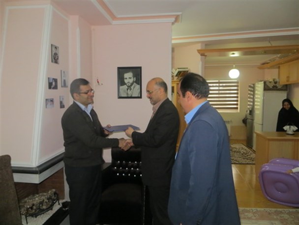 دیدار مدیرکل آموزش وپرورش استان گیلان  باخانواده، تنها شهیدفرهنگی این شهرستان