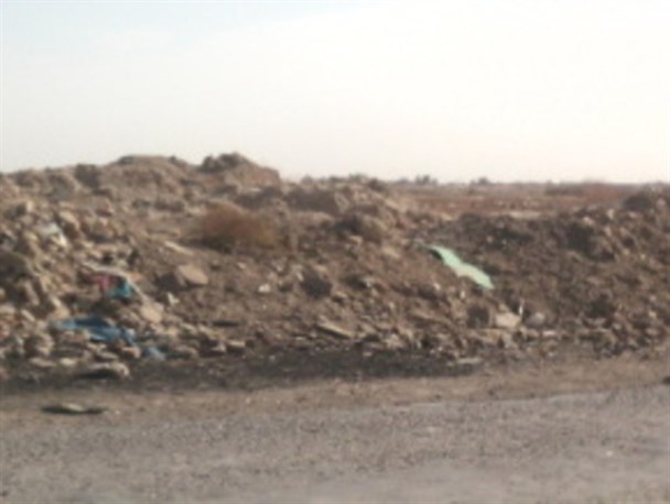 ساکنین مسیر جاده زابل به زندان در محاصره نخاله های ساختمانی/ وقتی عرض جاده با نخاله ساختمانی آب می رود!
