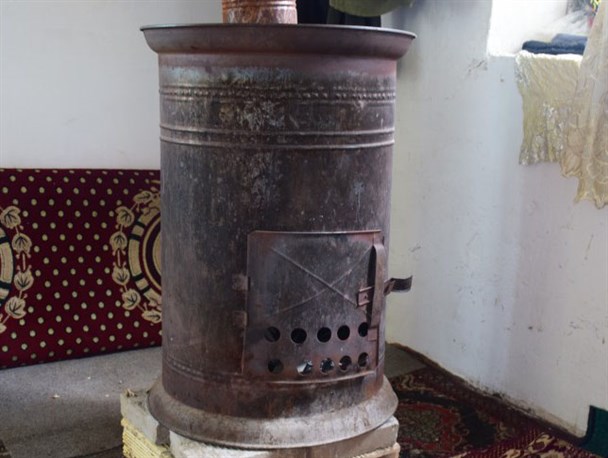 روزهای سرد زمستان با بخاری هیزمی در روستای شرم لنگه+عکس