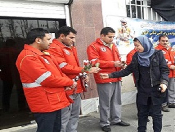تجلیل دانش آموزان مشکین دشتی از آتش نشانان + تصاویر