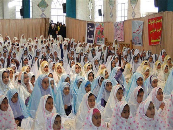 ۷۰۰ دانش آموز برخواری آغاز بندگی خود را جشن گرفتند+ تصاویر
