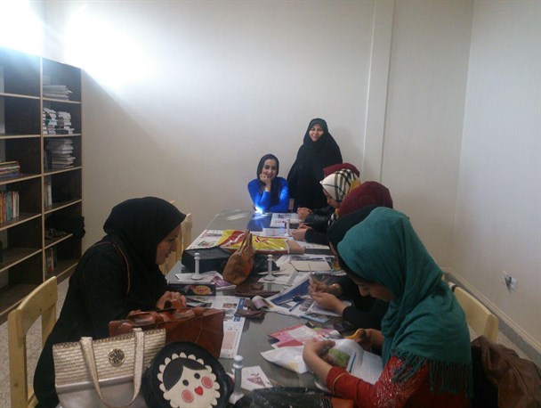 کتابخانه روستای چنارسفلی میزبان آموزش بانوان هنردوست/استقبال بی‌نظیر است+تصاویر