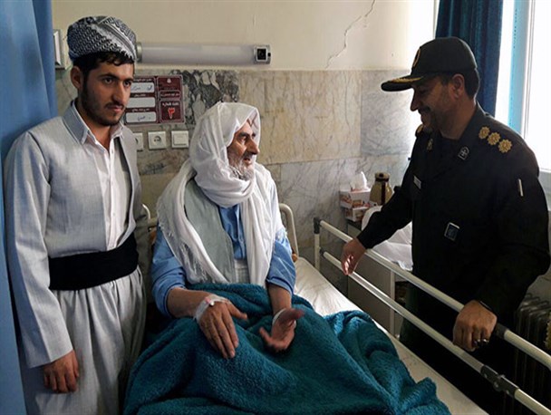 عیادت فرمانده سپاه سنندج از امام جمعه روستای نگل در بیمارستان توحید