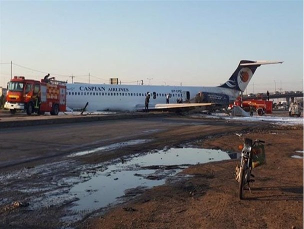 تخلیه همه مسافران از هواپیمای سانحه دیده ماهشهر/اعزام تیم واکنش اضطراری به محل سانحه
