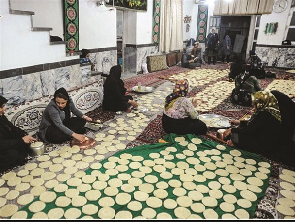 توزیع ۱۲۰۰ بسته نان نذری برای محرومان توسط جهادی‌های مشهد