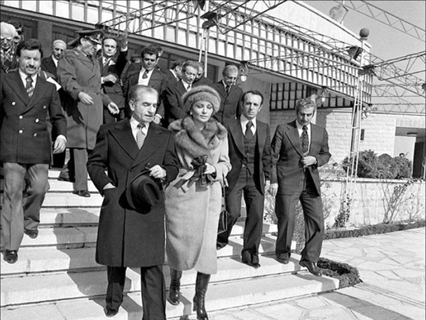 خاندان پهلوی ثروت ملت ایران را به غارت بردند