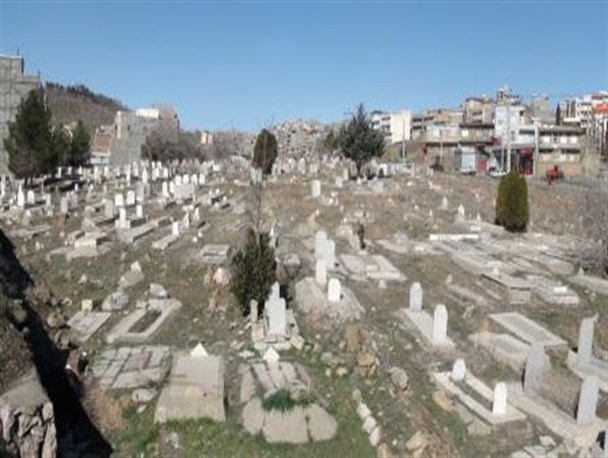 آرامستان هایی که در دل شهر سنندج آرام گرفته اند