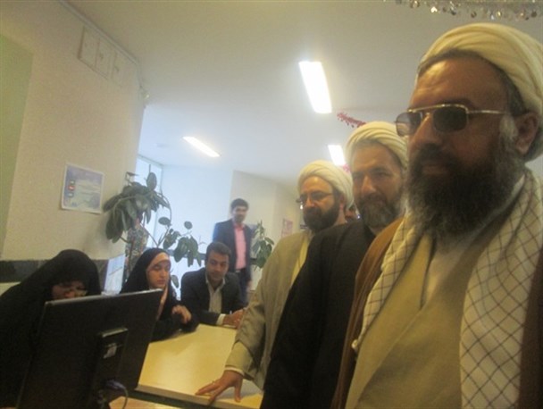 فرماندار و امام جمعه بروجن رای خود را به صندوق انداختند+عکس